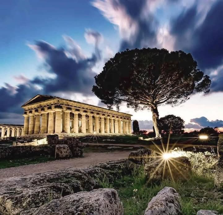 HISTORY- Templi di Paestum ❤️  E’ un crepuscolo di .. luce quello che sta per calare sul bellissimo tempio di Nettuno ... Paestum ... nella storia dei tempi...